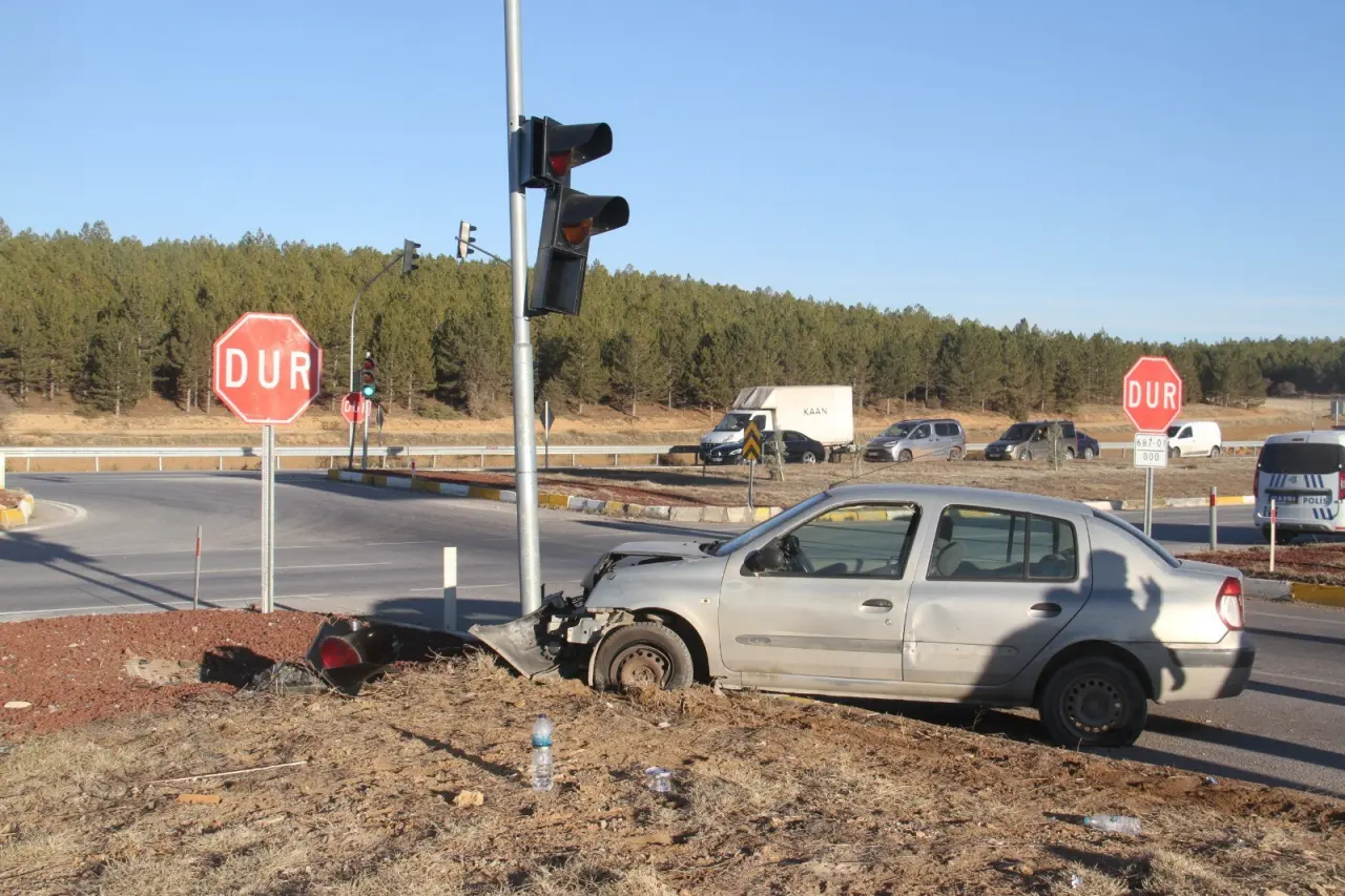 Beyşehir'de otomobil trafik ışığının direğine çarptı! 2 yaralı 2