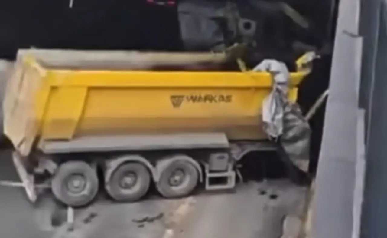 Gaziantep'te hafriyat kamyonu dehşeti! Kontrolden çıkıp alt geçide çarptı 2