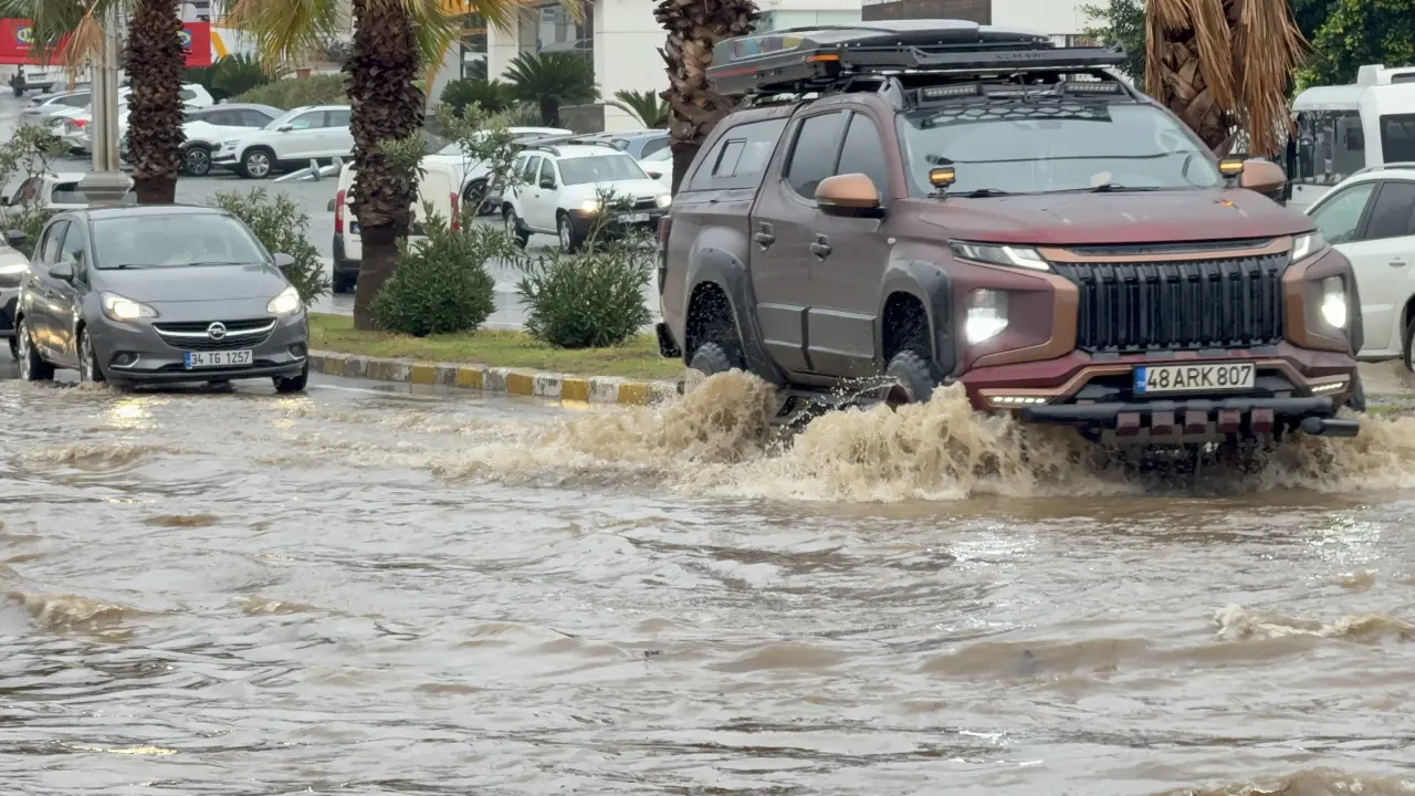 Bodrum’da sel kabusu! Şiddetli yağış ilçeyi durma noktasına getirdi 2