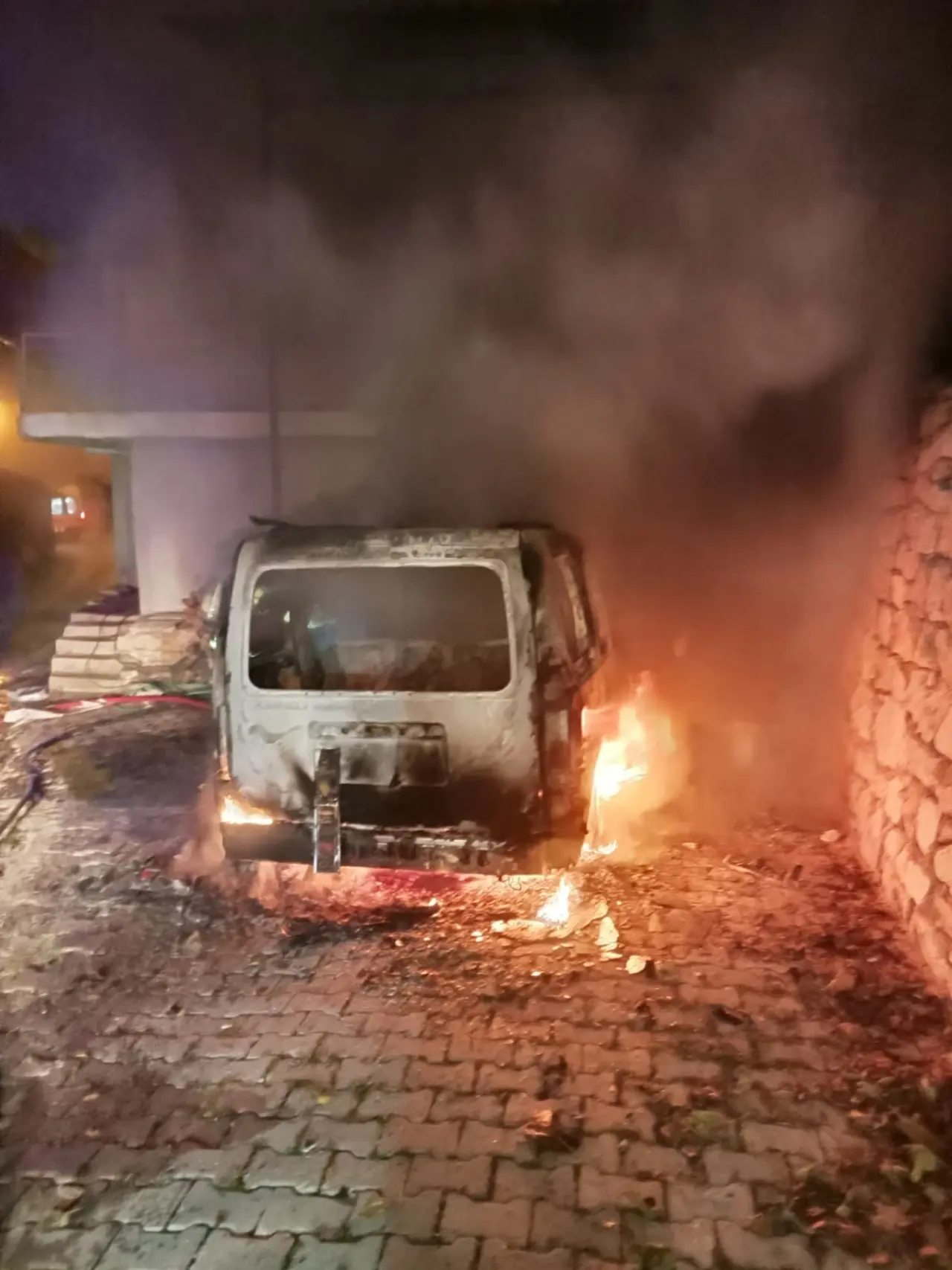 Bucak’ta korku dolu gece! Ev alevlere teslim oldu, araç küle döndü 2