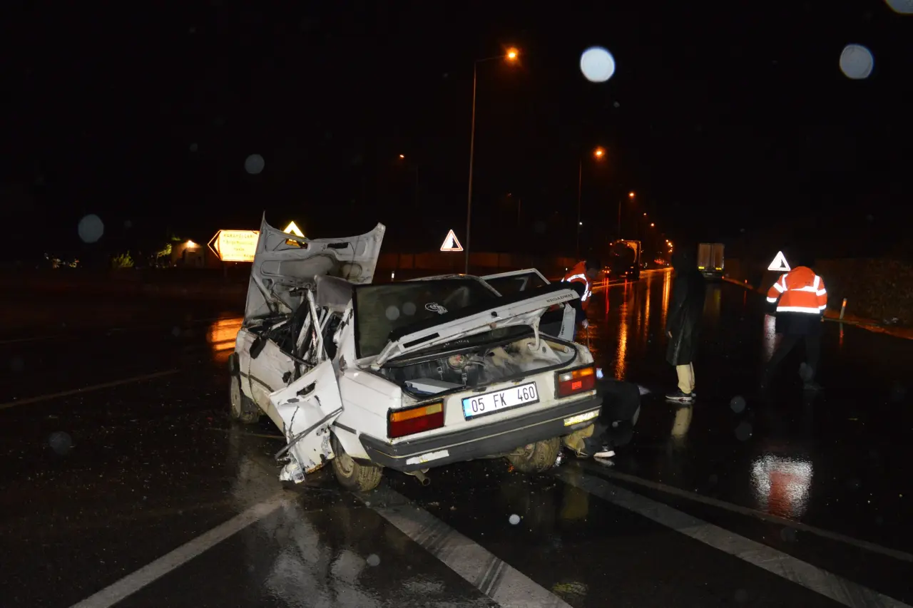 Samsun’da korkunç çarpışma! Otomobil tıra ok gibi saplandı 2