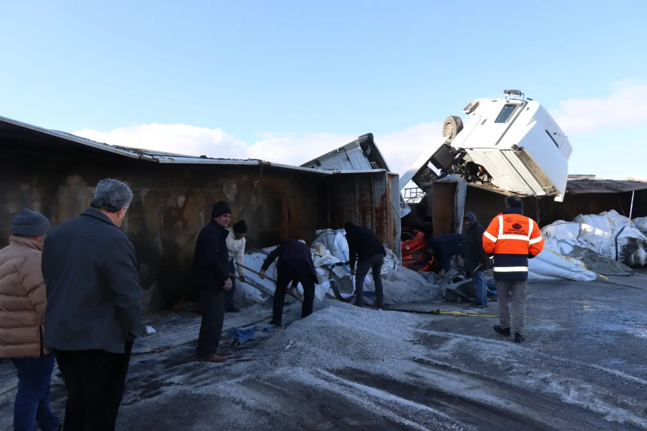 Posof’ta buz faciası! 3 araç birbirine girdi 4