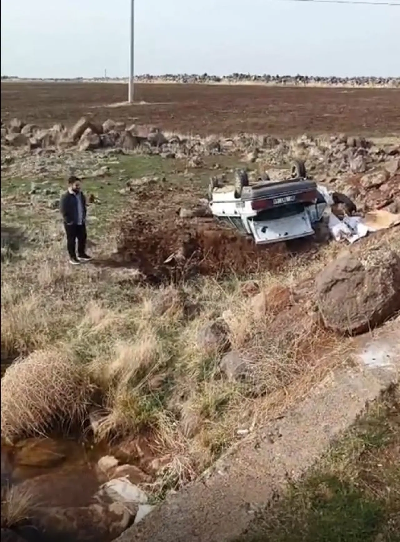 Siverek’te dehşet! Otomobil köprüden uçtu, sürücü sıkıştı 1
