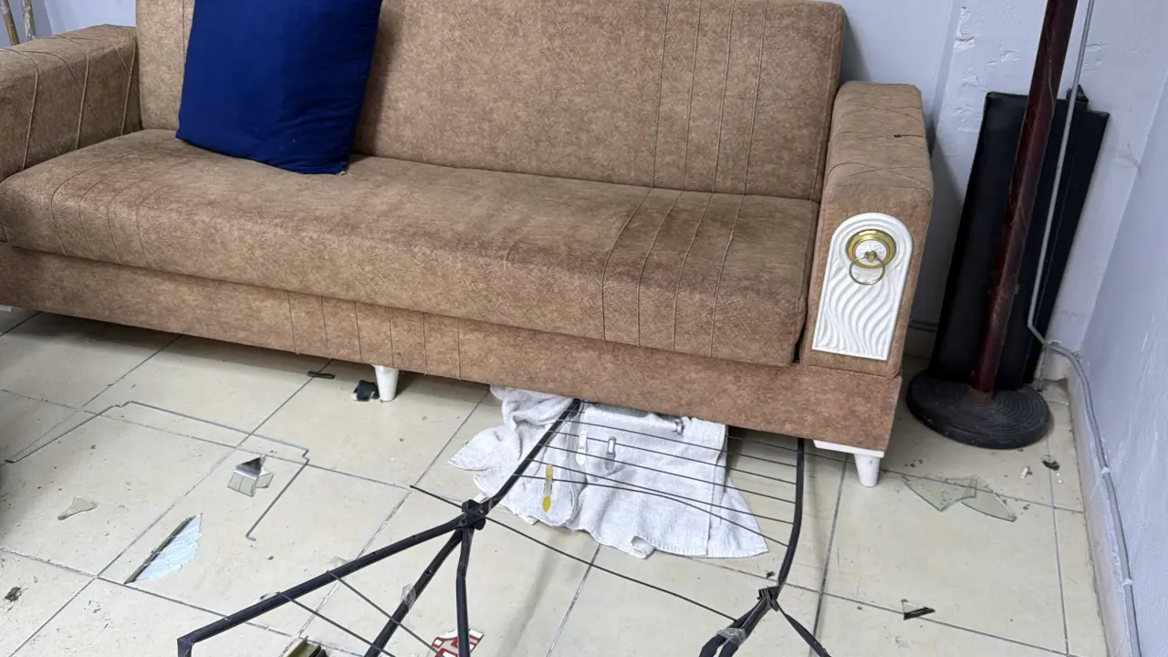 Tıraş olurken araba çarptı! El freni unutuldu, otomobil berber dükkanına daldı 3