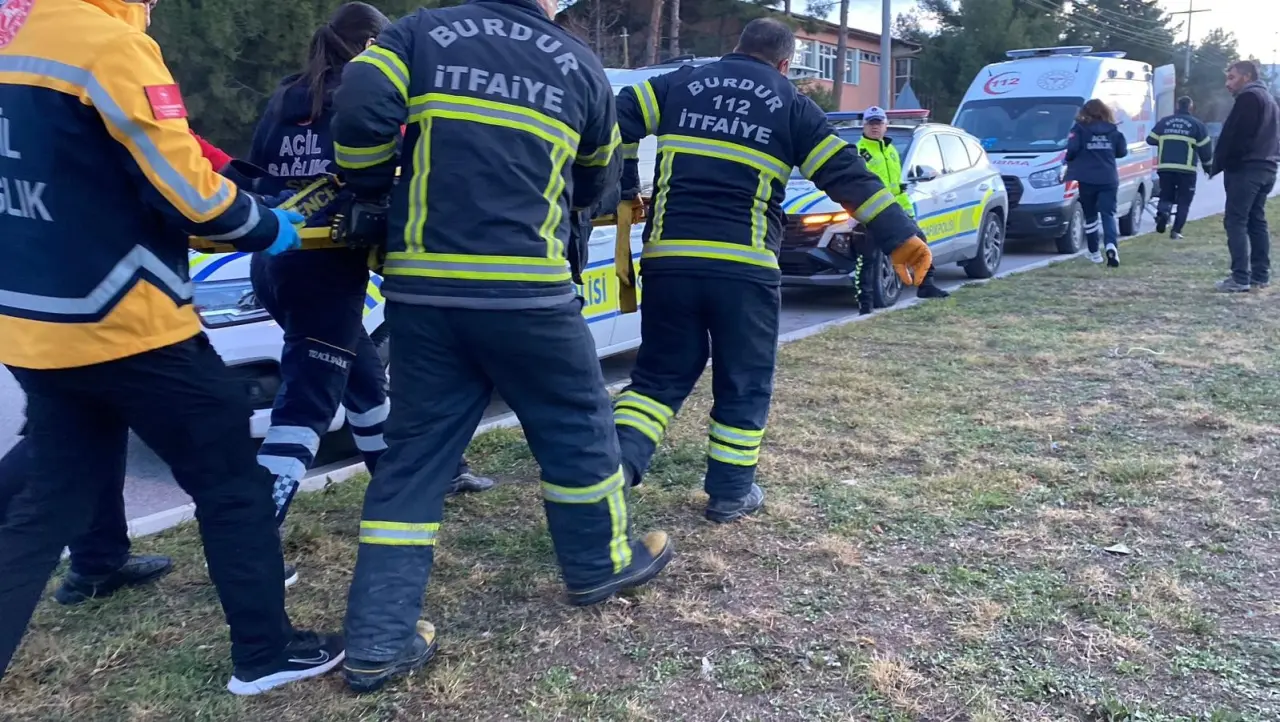 Burdur - Fethiye yolunda feci kaza! Hurdaya dönen araçta can pazarı 5