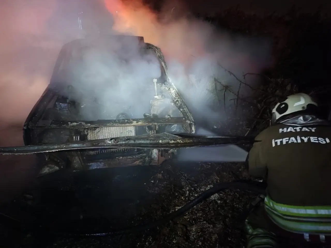 Hatay’da seyir halindeki otomobil bir anda alev aldı! 2