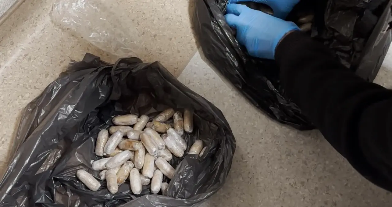 Yolcunun midesinden 64 parça uyuşturucu çıktı! Görenler gözlerine inanamadı 3