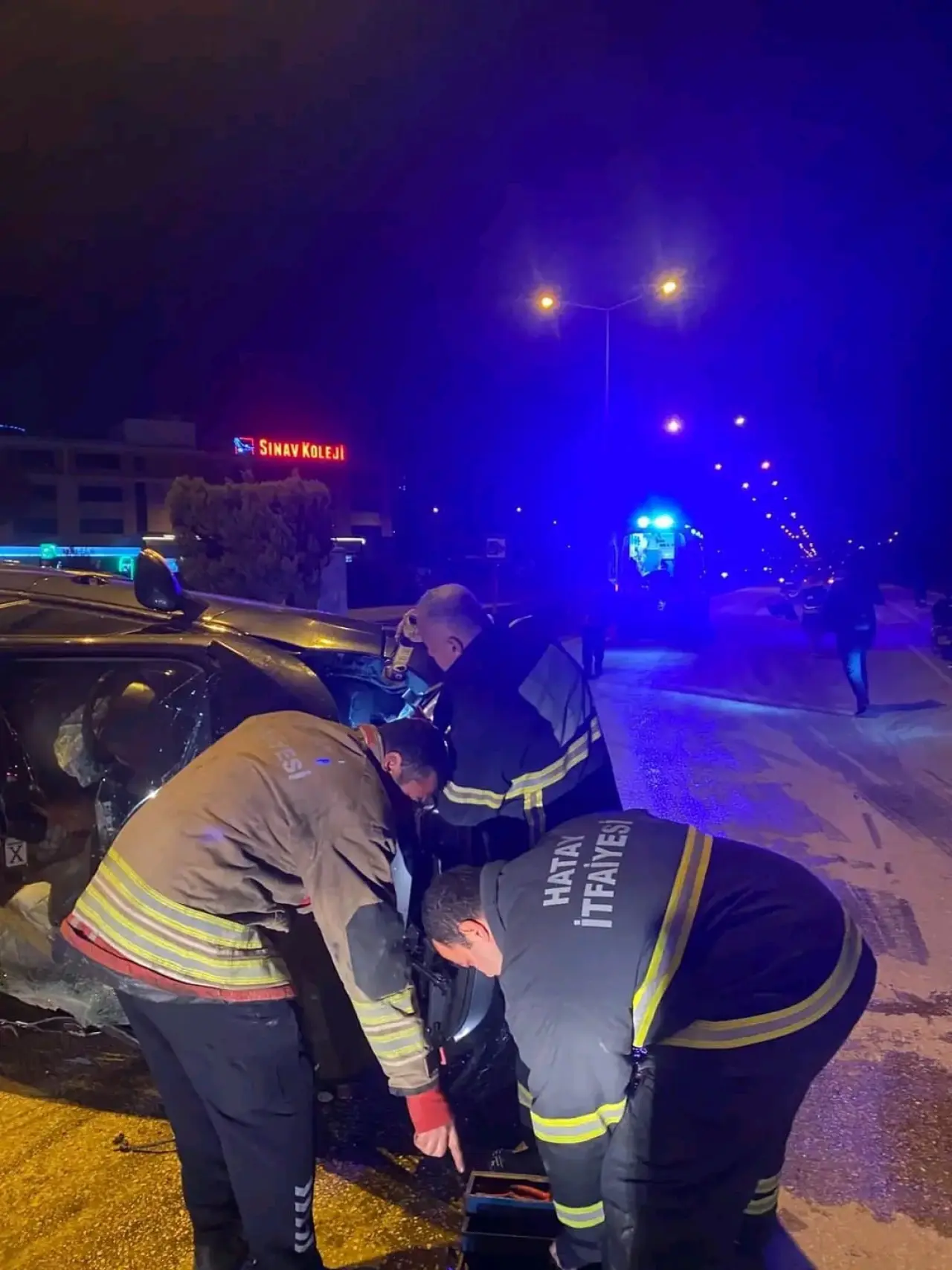 Hatay’da feci çarpışma! Vidanjöre çarpan otomobil takla attı 2