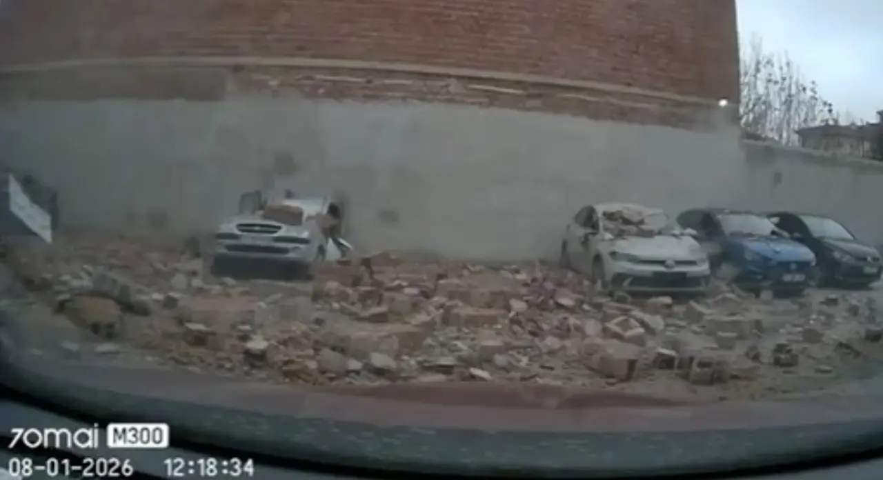 Devrilme anı kamerada! Eskişehir’de fırtına 6 aracı hurdaya çevirdi 3