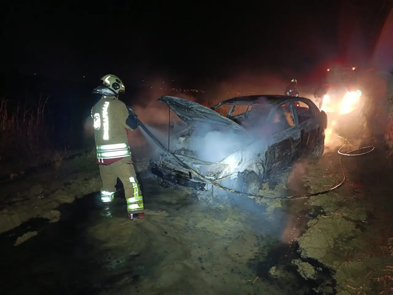 Hatay’da seyir halindeki otomobil alev aldı! İtfaiye harekete geçti 2