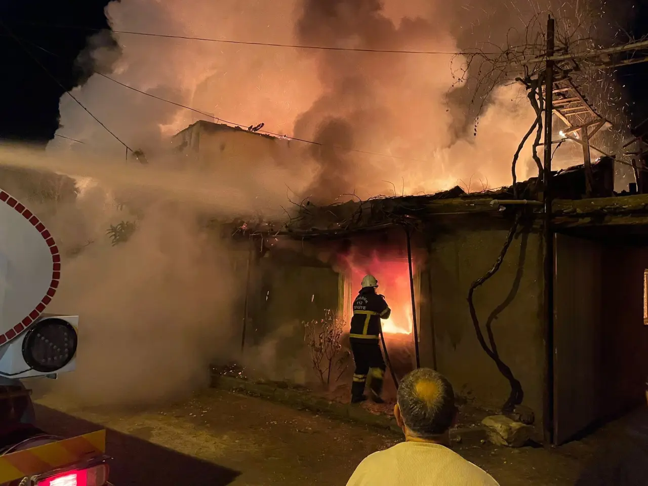 Burdur'da gece saatlerinde yangın felaketi! 2 ev ve ahır kül oldu 2