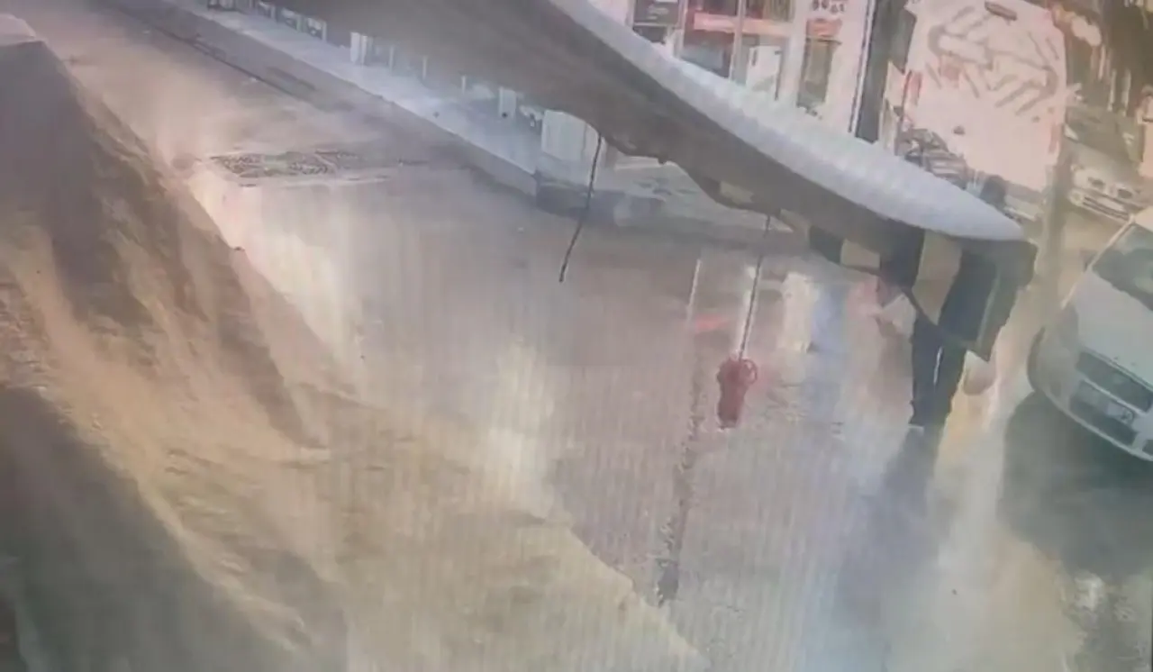 Alışveriş yaptı, karşıya geçerken otomobilin altında kaldı! 3