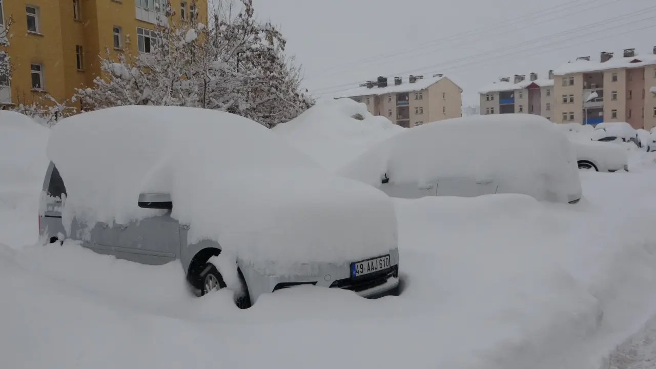 Kar Bitlis’i felç etti! 314 köy ulaşıma kapandı, evler kar altında kaldı 5