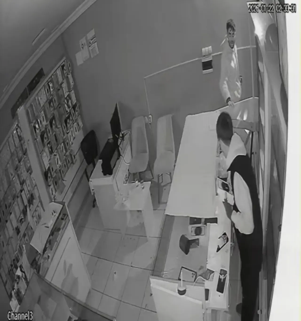 Mağazadaki tüm telefonları çaldılar! Iğdır’da şok soygun anı 1