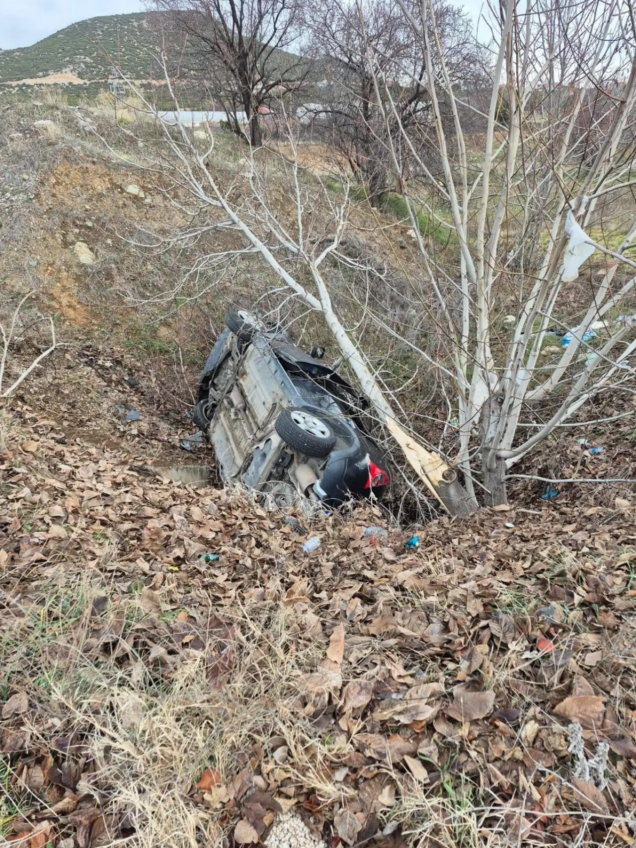 Direksiyon hakimiyetini kaybetti, otomobil şarampole uçtu! 4 yaralı 1