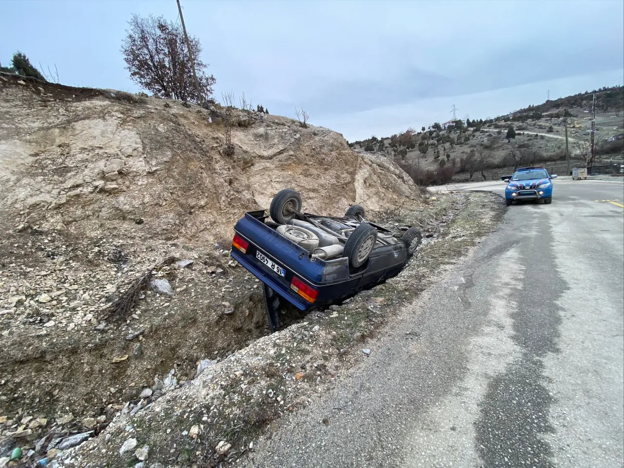 Bilecik'te yağışlı hava kazaya neden oldu! Otomobil takla attı 2