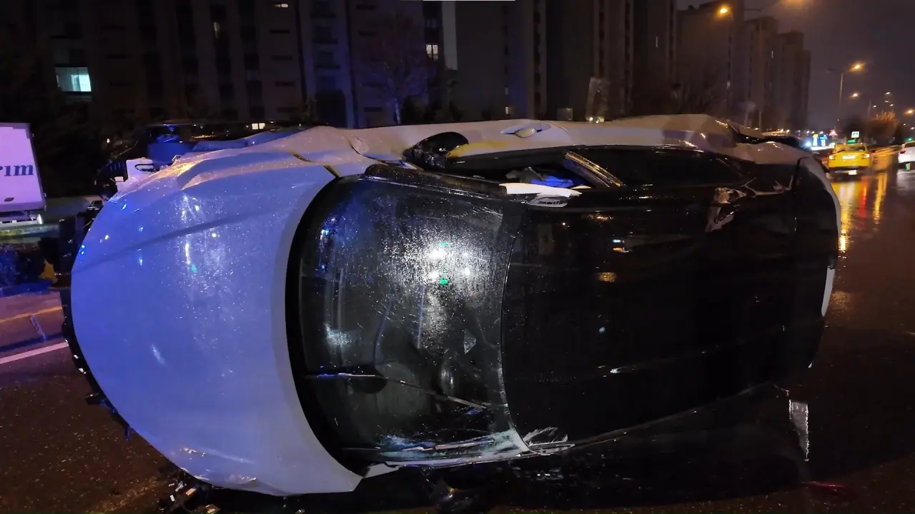 Sancaktepe’de alkollü sürücü dehşeti! 5 araca çarptı, takla attı 2