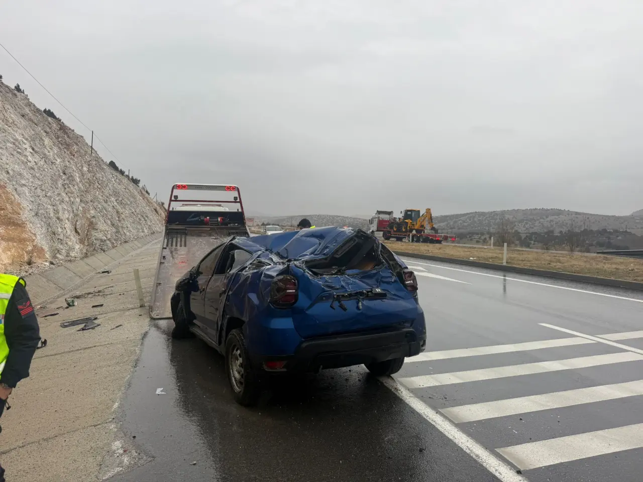 Kontrolden çıktı, metrelerce sürüklendi, hurdaya dönen araçtan yaralı olarak kurtuldu! 3