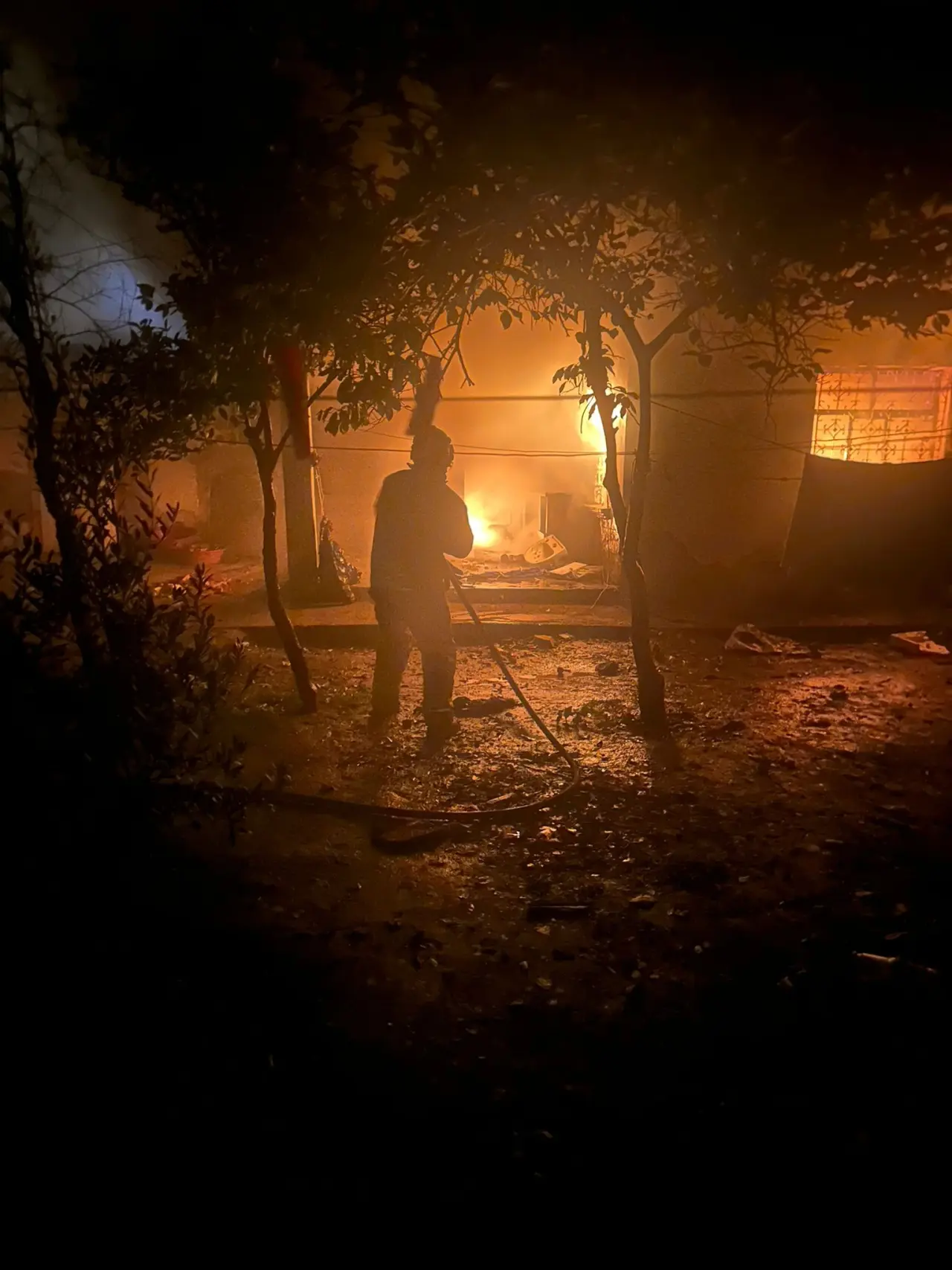 Kedinin kurtarılma anı yürekleri ısıttı: Yangında mucize! 1