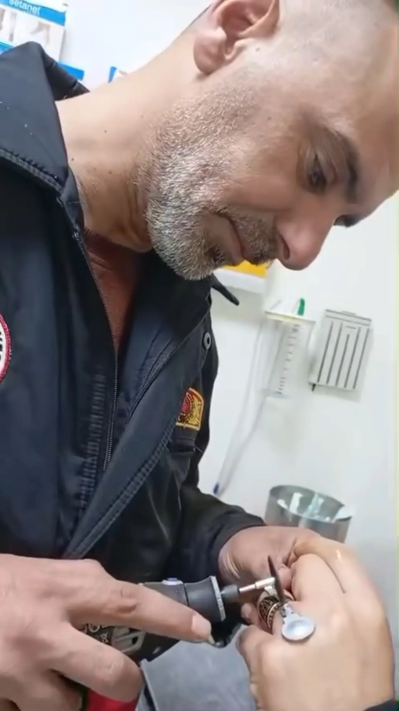 Parmağından çıkmadı, hastaneye başvurdu! Sıkışan yüzük için itfaiye seferber oldu 2