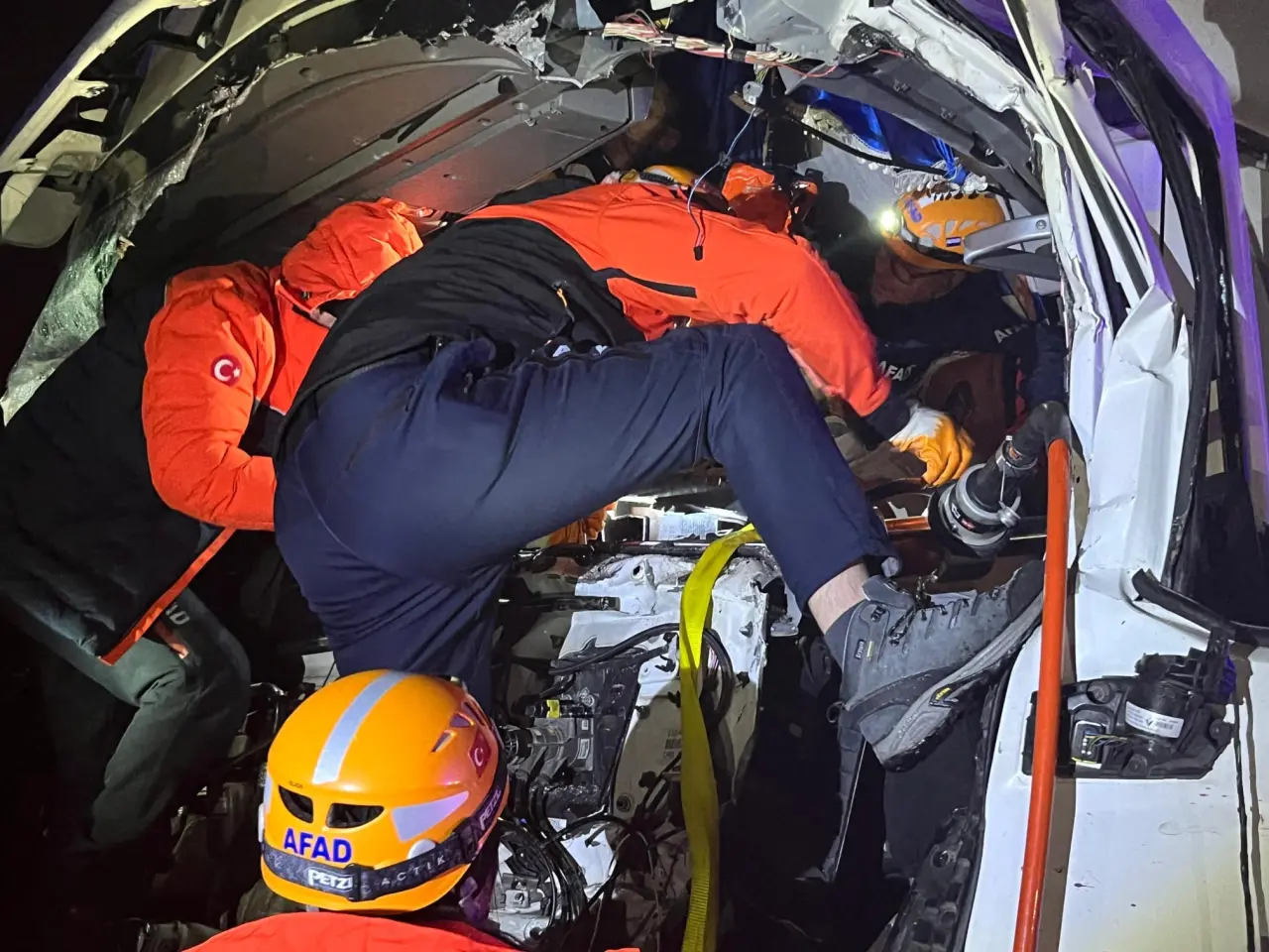 Sivas-Kayseri yolunda feci kaza! Kamyon devrildi, otobüs çarptı 8 kişi yaralandı 4