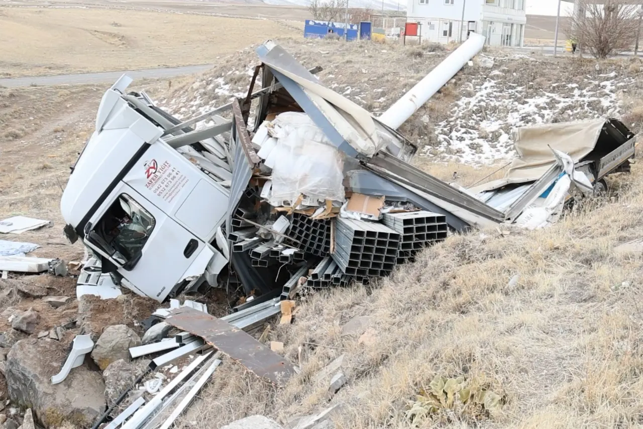 Aksaray’da demir yüklü tır şarampole uçtu! Sürücü ağır yaralı 1