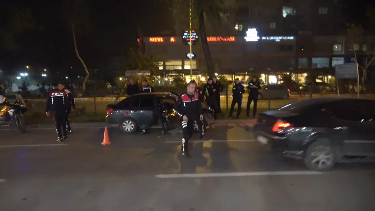 Antalya’da nefes kesen kovalamaca! Kaçan sürücü 4 araca çarpıp refüjde yakalandı 2