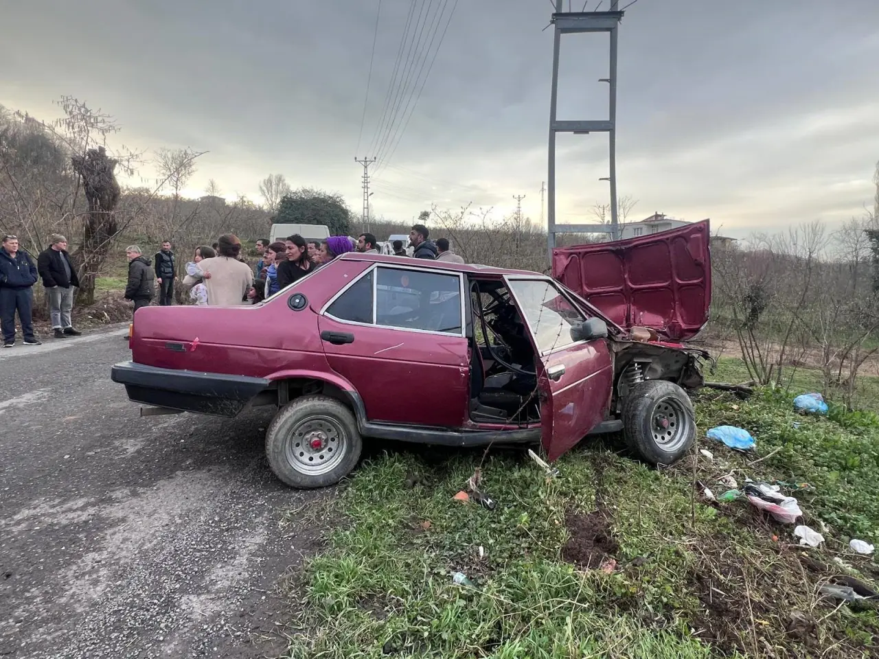 Zonguldak’ta kaza paniği! Kontrolden çıkan araç direğe saplandı 2