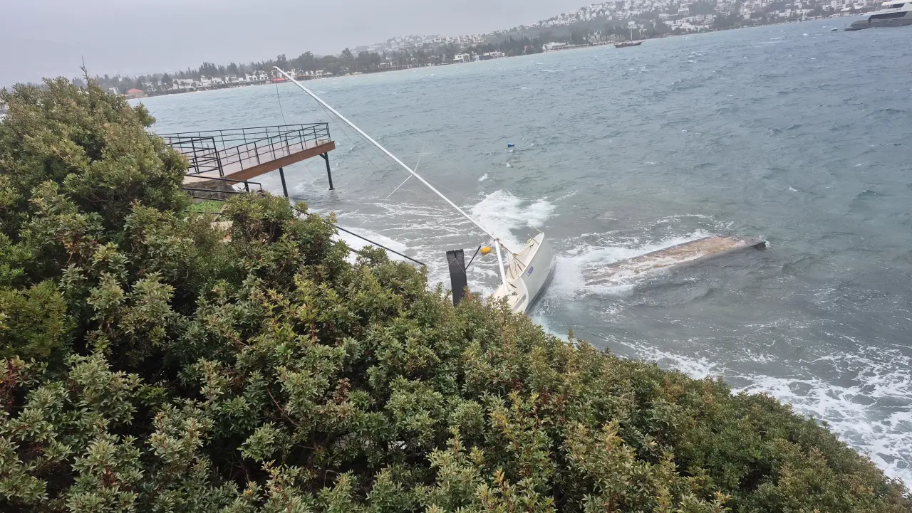 Bodrum’da fırtına dehşeti! Tekneler karaya vurdu, bazıları sulara gömüldü 3