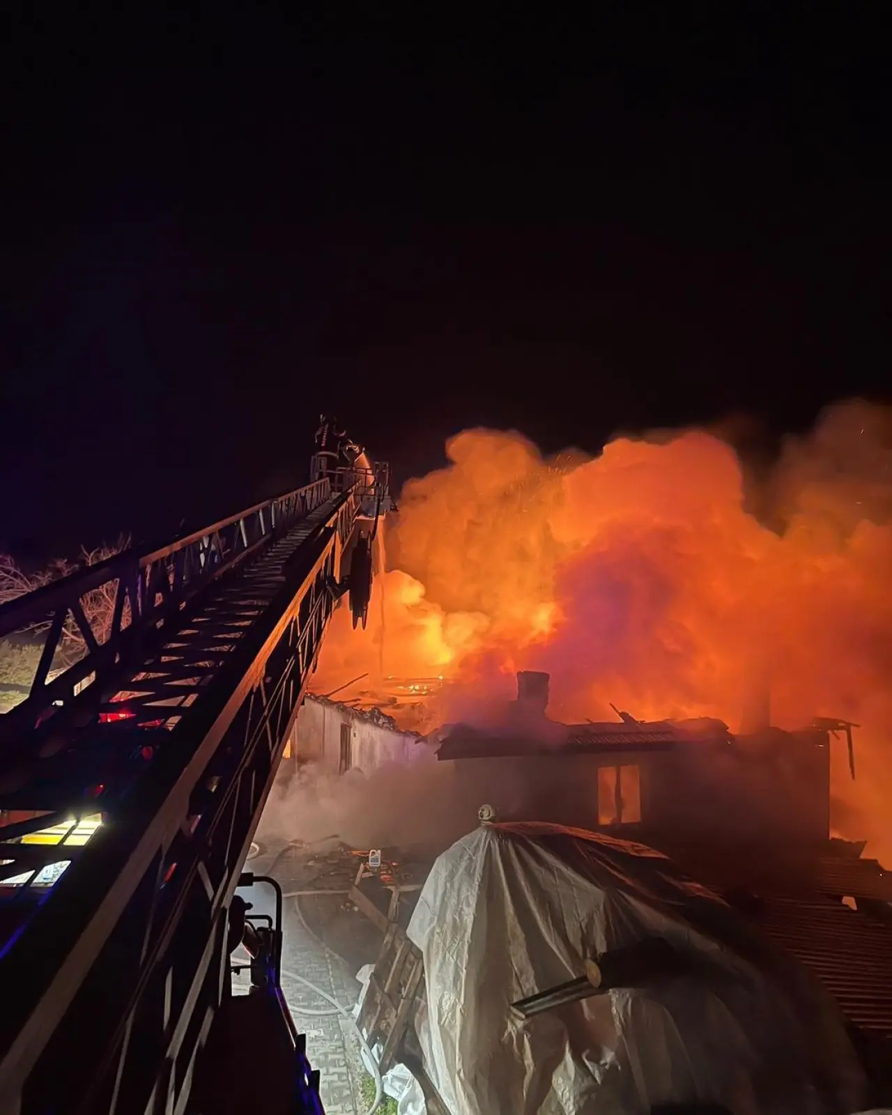 Sarayköy'de alevler geceyi aydınlattı! İş yeri küle döndü 1