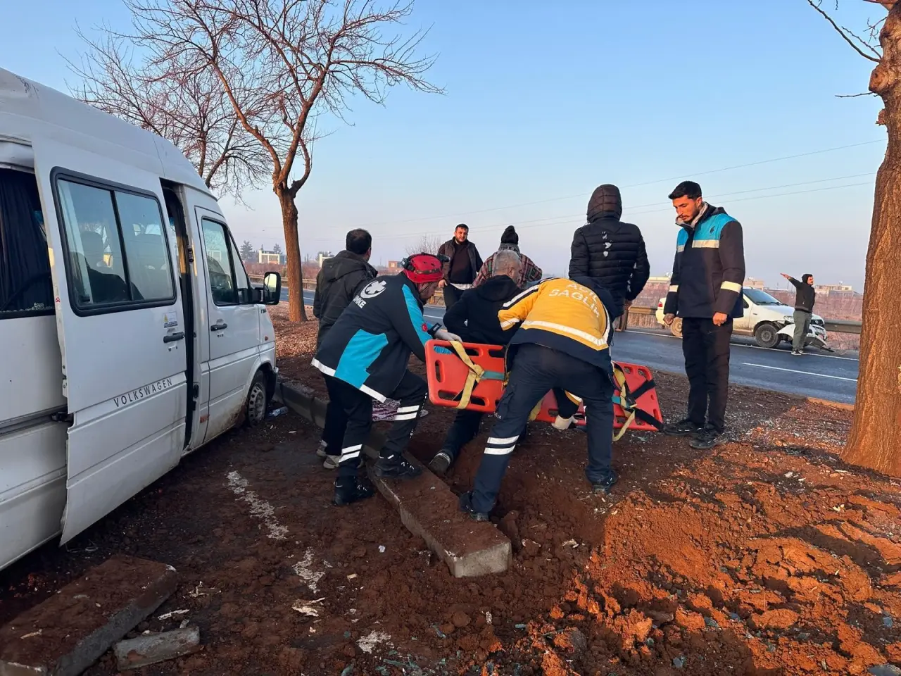 Şanlıurfa’da sabah korkusu! İşçileri taşıyan minibüs ağaca çarptı, 7 yaralı 3