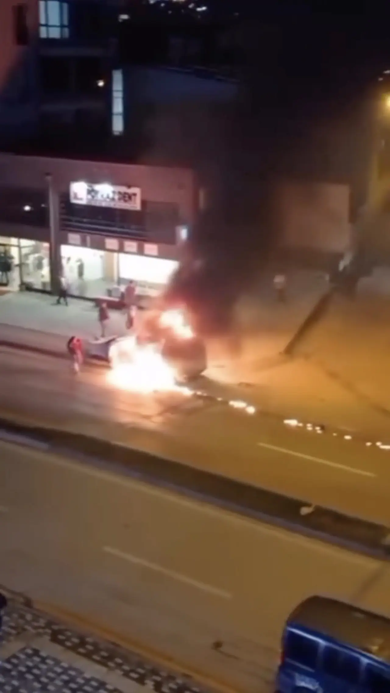 Bursa’da araç yangını: Alevler mahalleliyi sokağa döktü! 2