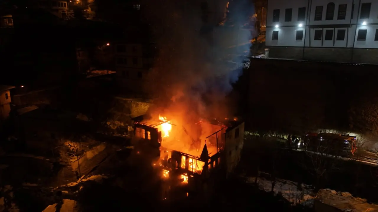Safranbolu'da 200 yıllık tarihi konak alevlere teslim oldu! 2
