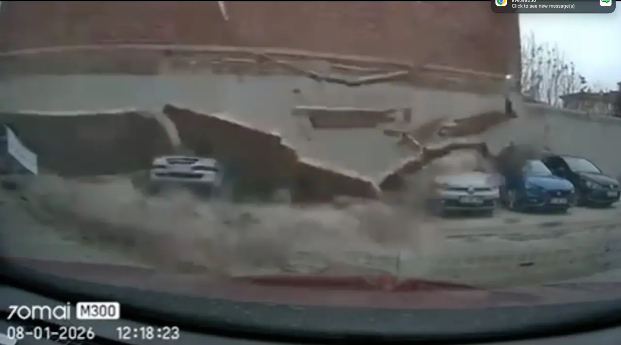 Devrilme anı kamerada! Eskişehir’de fırtına 6 aracı hurdaya çevirdi 1