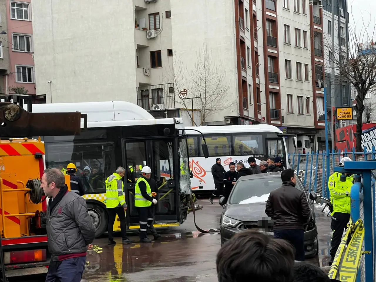 25 yolcuyla dehşet! Esenler'de İETT otobüsü otoparkı biçti 1
