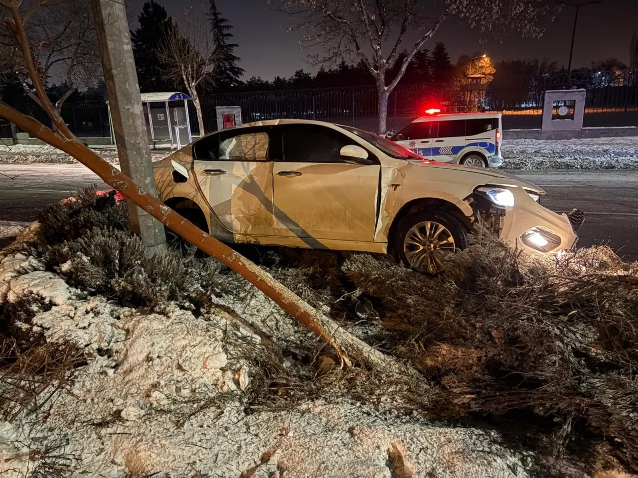Ehliyetsiz alkollü sürücü dehşet saçtı! Önce ağacı devirdi, sonra direğe çarptı 1
