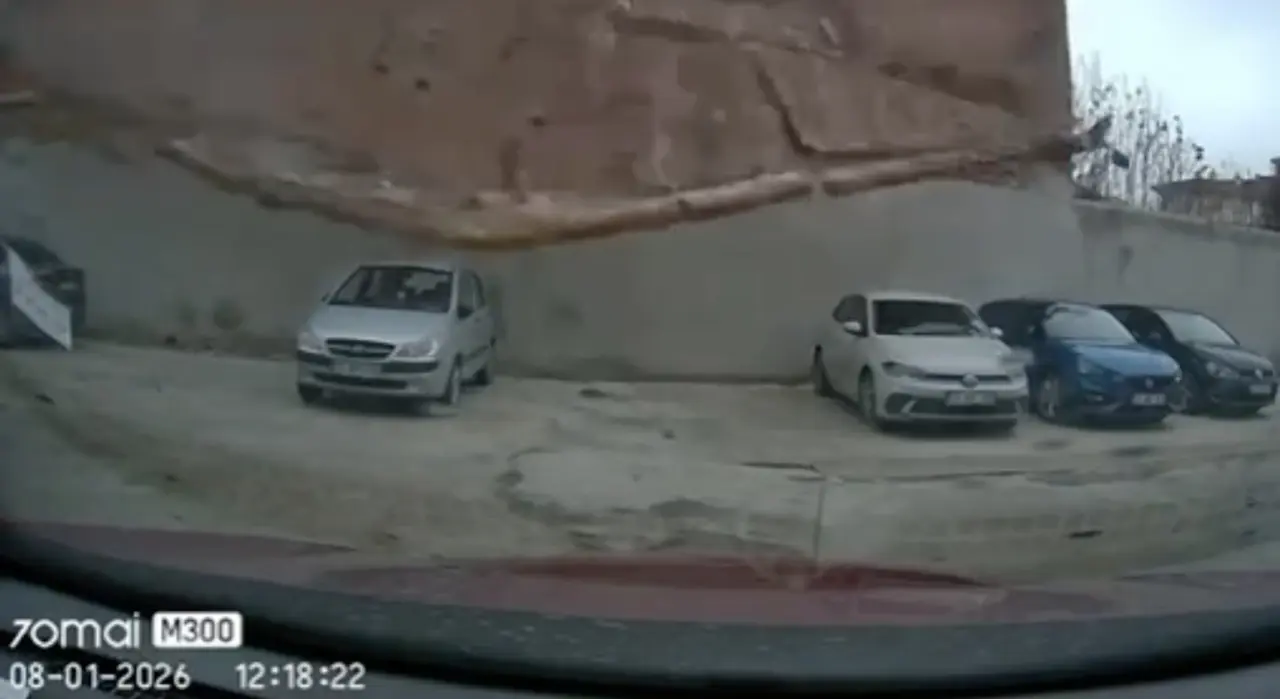 Devrilme anı kamerada! Eskişehir’de fırtına 6 aracı hurdaya çevirdi 2