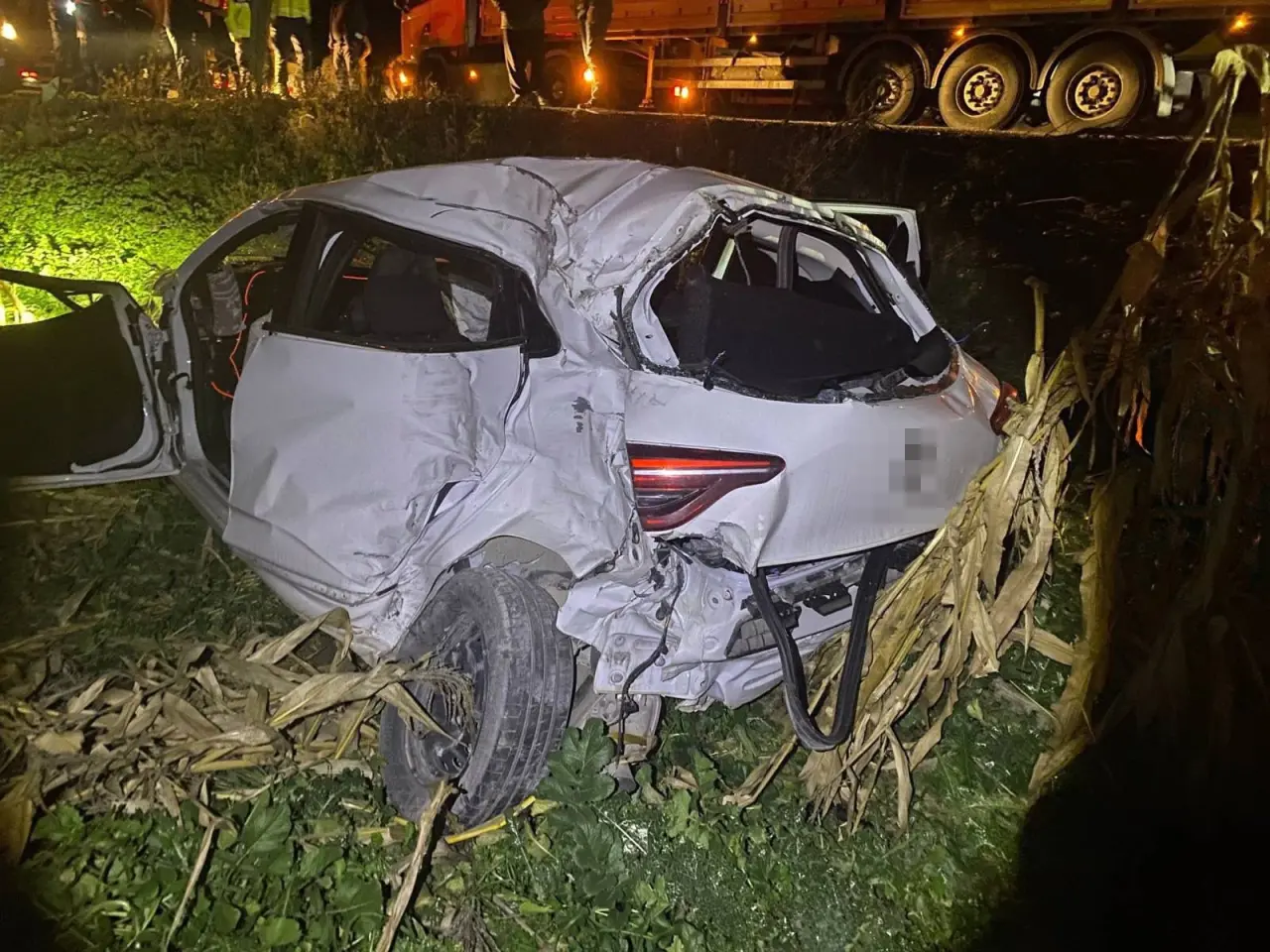 Osmaneli yolunda facianın eşiğinden dönüldü! Otomobil tırlara daldı: 2 yaralı 3