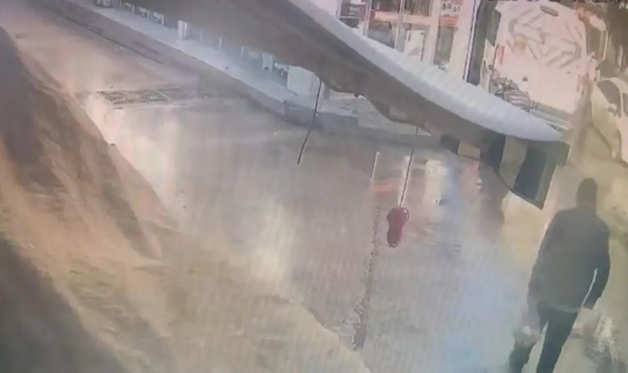 Alışveriş yaptı, karşıya geçerken otomobilin altında kaldı! 1