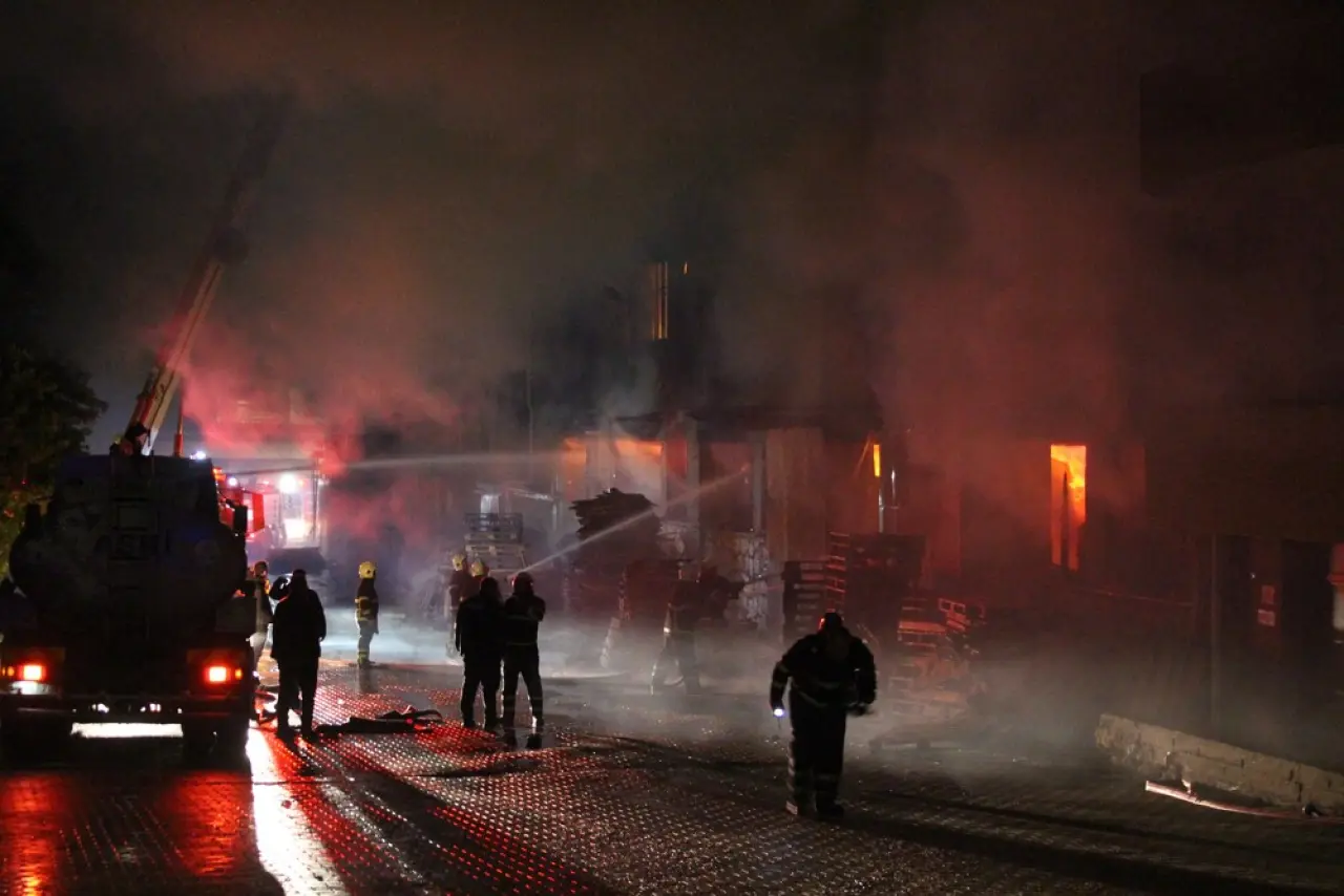 Adana’da korkutan yangın! Fabrikadan alevler yükseldi 3