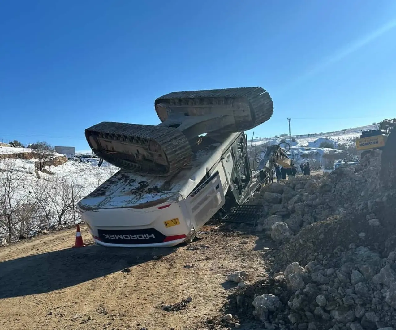 Adıyaman’da kontrolden çıkan iş makinesi devrildi! Operatör yaralı 2