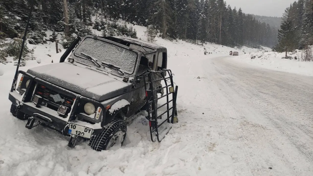 Bilecik’te buzlu yol felaketi getirdi! Sürücü ölümden döndü 2