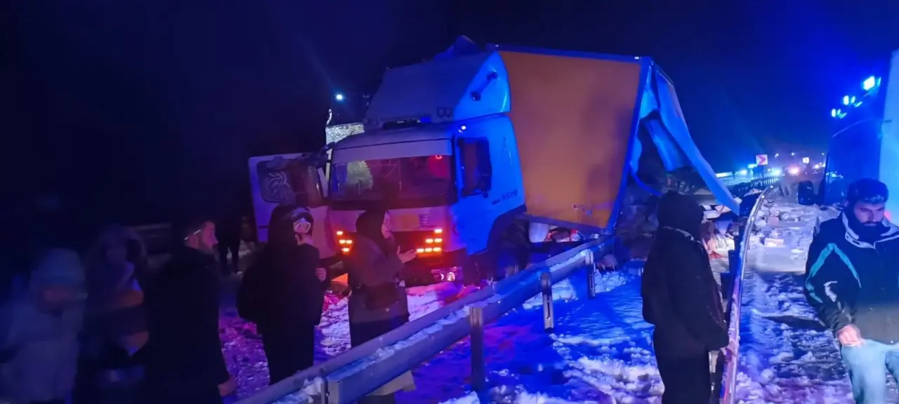 Sarıkamış’ta korku dolu anlar! Buzlanan yolda otobüs kamyona ok gibi saplandı 1