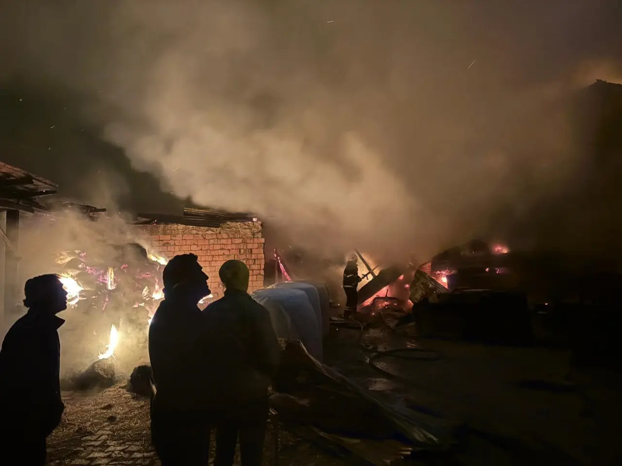 Burdur'da gece saatlerinde yangın felaketi! 2 ev ve ahır kül oldu 3