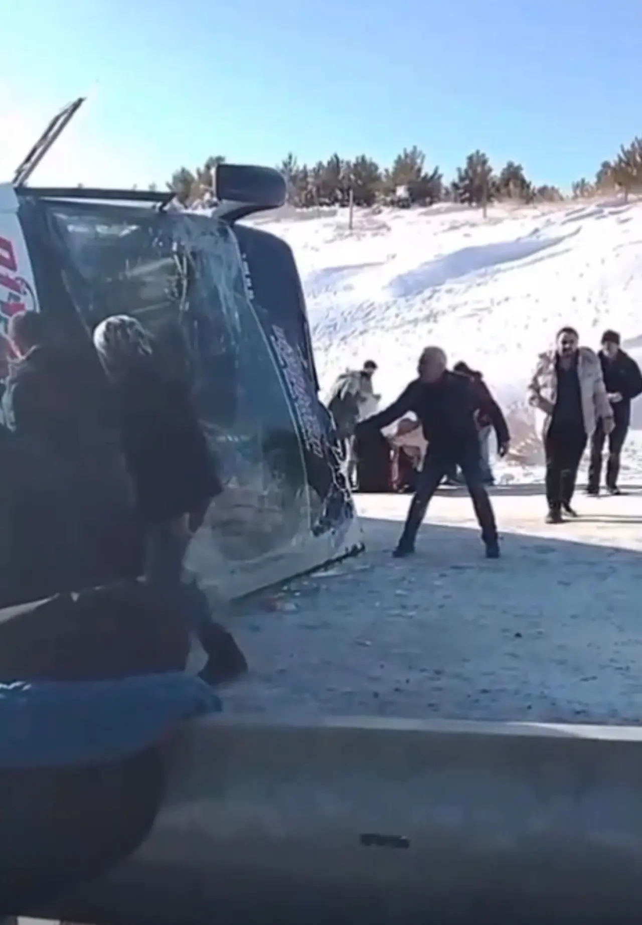 Sarıkamış yolunda facia! Anma yolcularını taşıyan otobüs devrildi, 17 yaralı 1