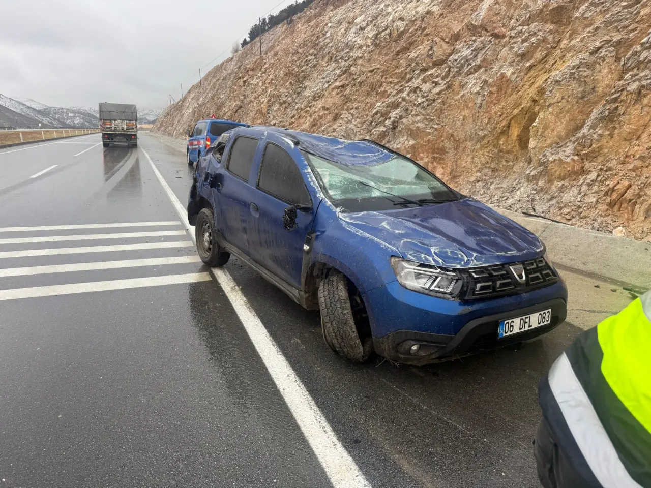 Kontrolden çıktı, metrelerce sürüklendi, hurdaya dönen araçtan yaralı olarak kurtuldu! 2