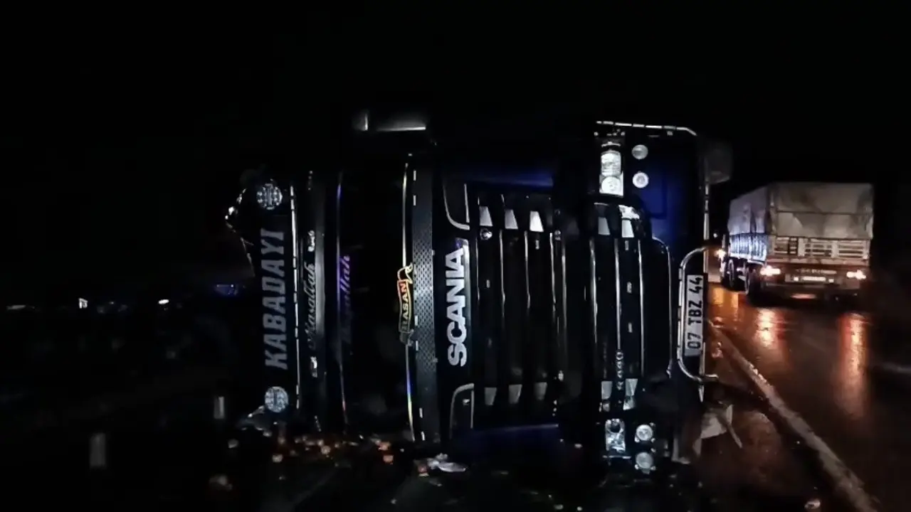 Sağanak felaketi! Meyve yüklü tır devrildi, karayolu meyve tarlasına döndü 2