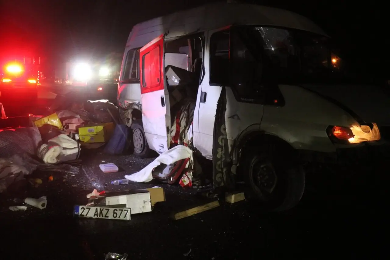 Anadolu Otoyolu’nda feci çarpışma! Minibüs yan yattı, 1 ölü 3 yaralı 4