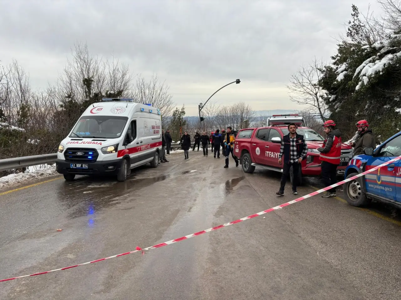 Sisli vadide facia! Kartepe'de yolcu dolu otobüs uçuruma yuvarlandı 2