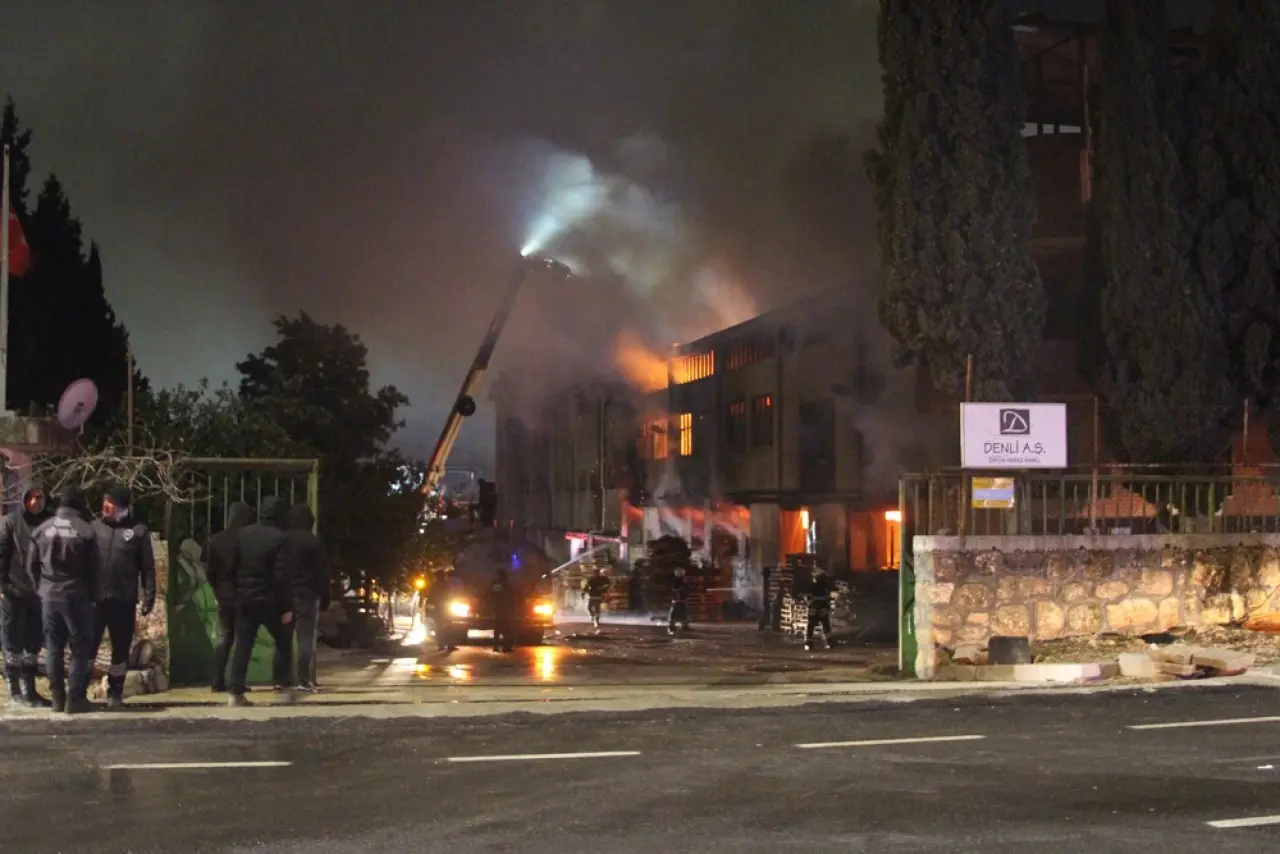 Adana’da korkutan yangın! Fabrikadan alevler yükseldi 1